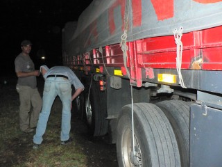 Defecto mecánico produce incendio en camión