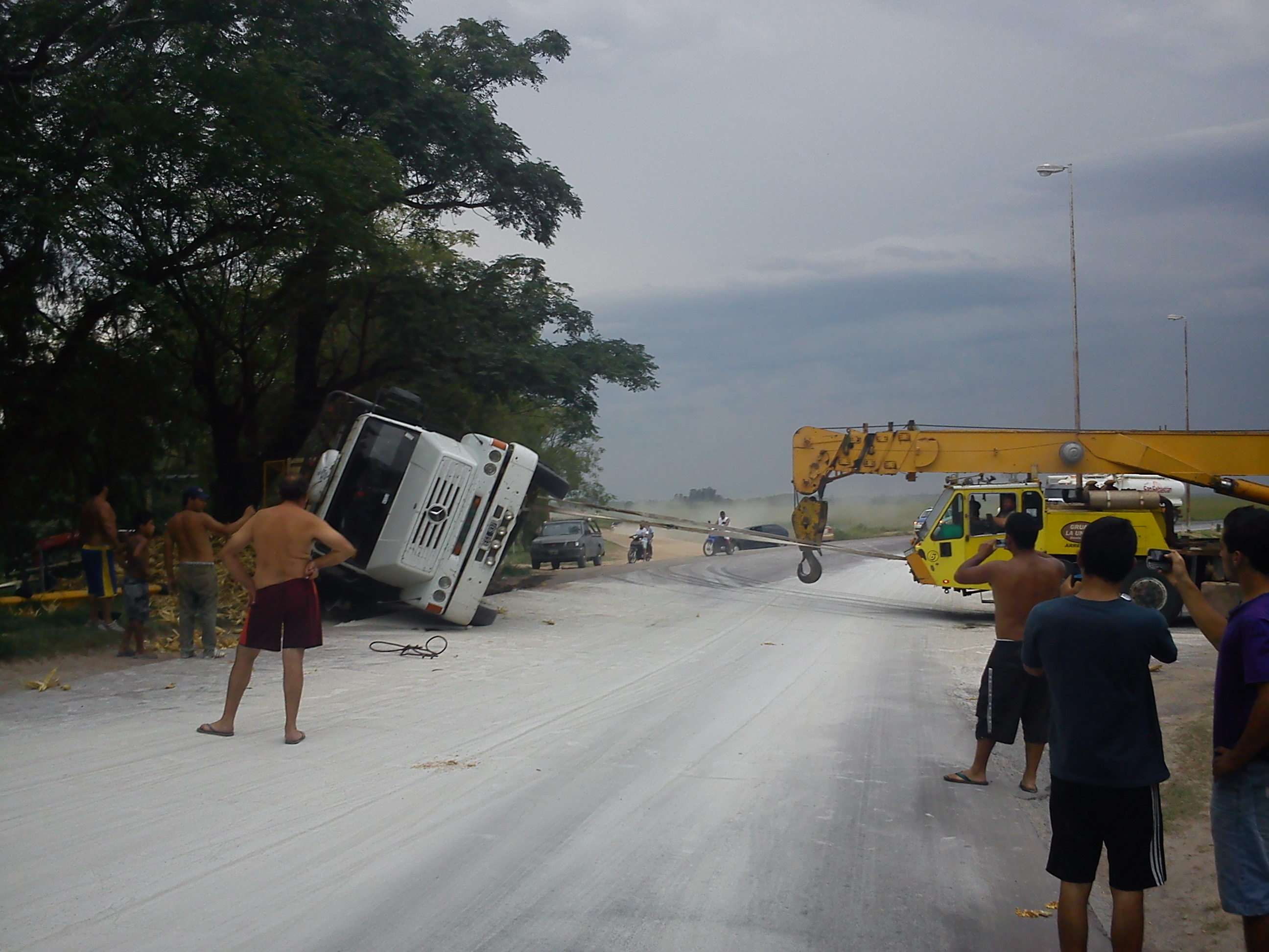 Vuelca camión en hora y zona muy transitada