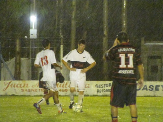 Golearon a Huracán y se complica su clasificación