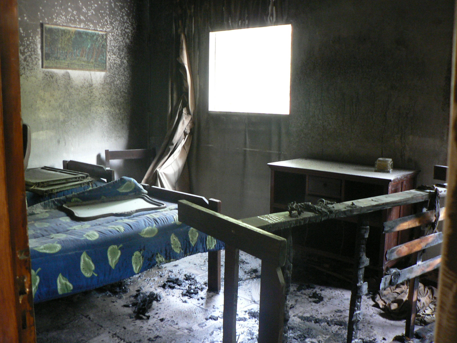 Maltratan, roban y para escapar prenden fuego un colchón