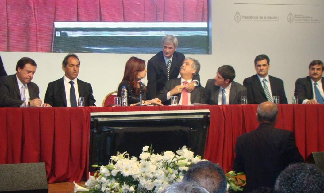 El intendente Bolinaga firmó con Cristina la puesta en marcha de la TV Digital Abierta