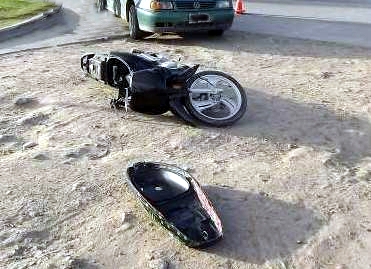 Choque entre auto y moto en Villa Sanguinetti