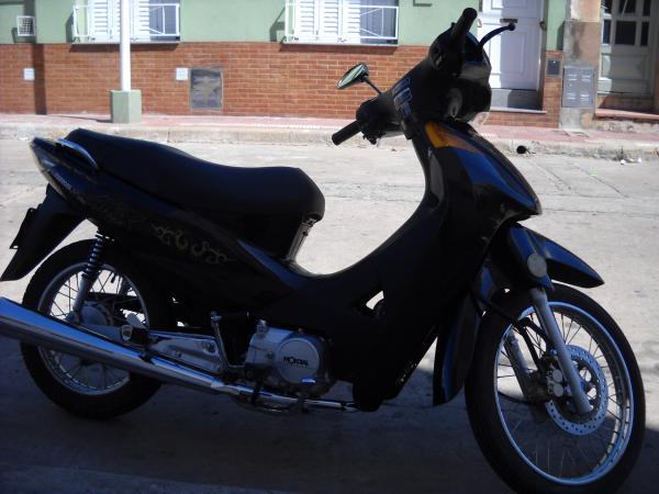 Pide plata para devolver una moto robada y la detienen