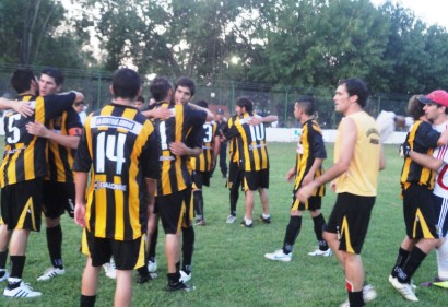 Sportsman goleó a Huracán y aparece como candidato