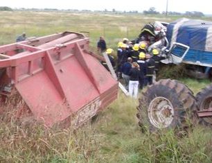 Violento accidente entre un camión y un tractor