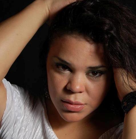 Una combi acompaña a Julia Ferrón al Soñando