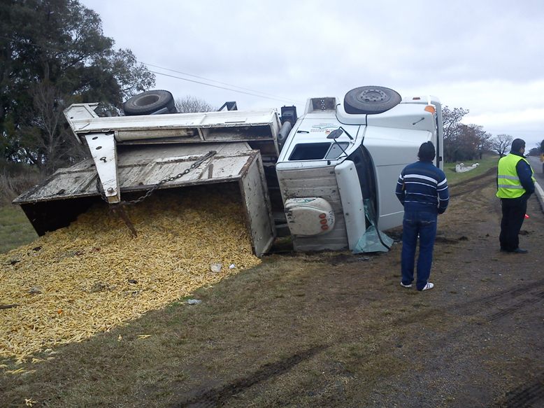 Insólito vuelco en ruta 8