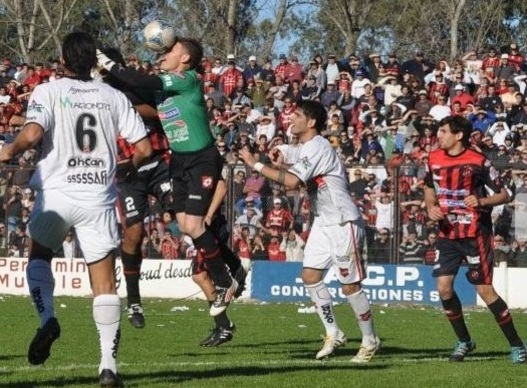 Gran arranque de Douglas en la B Nacional