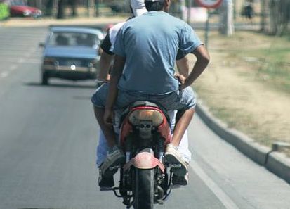 Motochorros asaltan a un comerciante