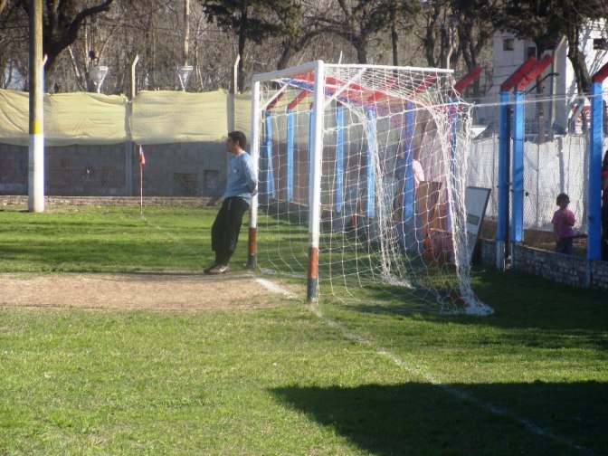 Excelente foto de Pelota en el Aire para graficar el nivel de la segunda fecha, con el arquero de Santa Lina aburridísimo