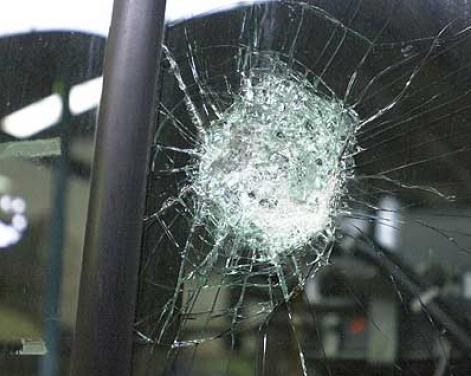 Golpes y destrozos en una remisera