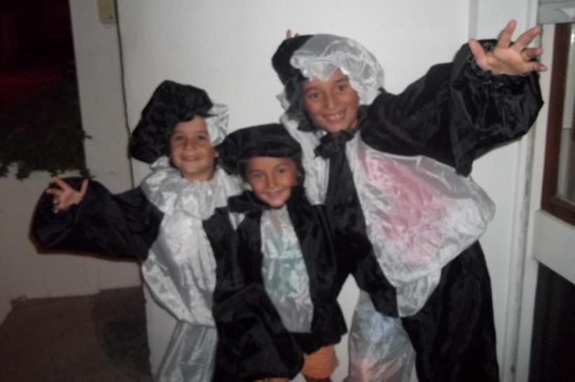Los chicos disfrazados de arlequines