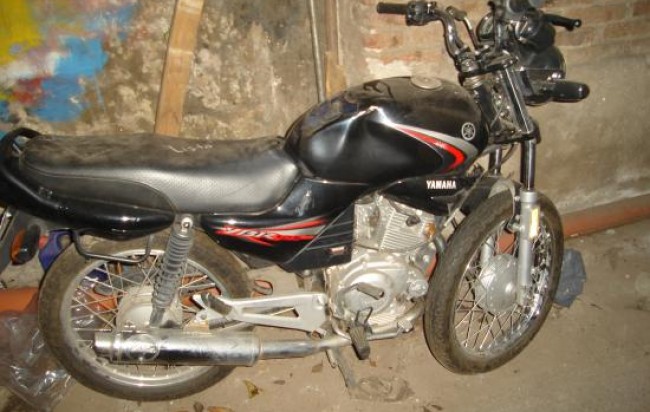 Choque entre una moto y el camión regador