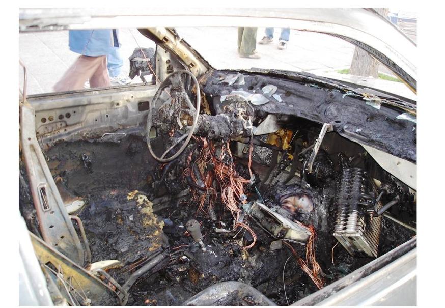 Se incendia un auto en una tapera