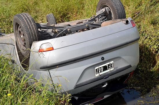 Campana: Joven volcó un auto en un zajón y casi se ahoga
