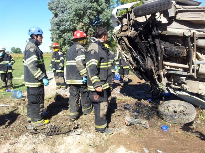 Vuelca un camión sobre ruta 8