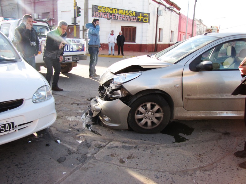 Choque en Avenida Merlassino y Rivadavia