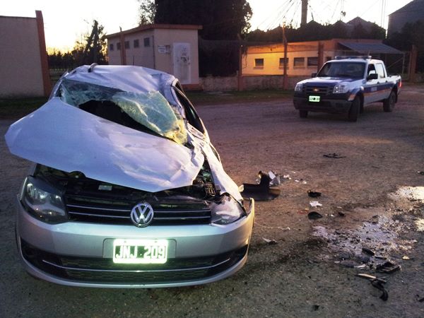 Espectacular vuelco de un automóvil sobre ruta 8