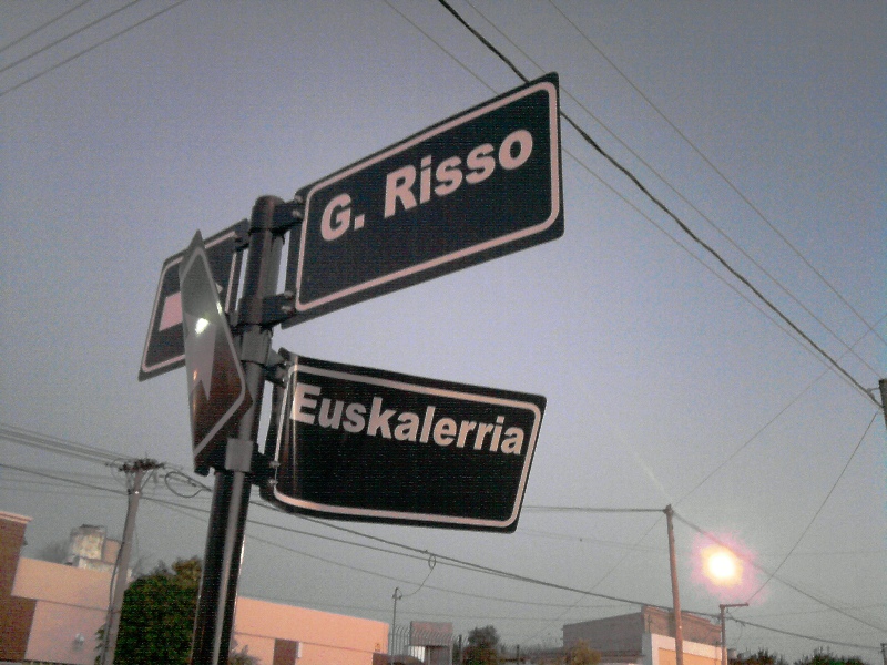 Encuentran a un hombre sin vida en su auto