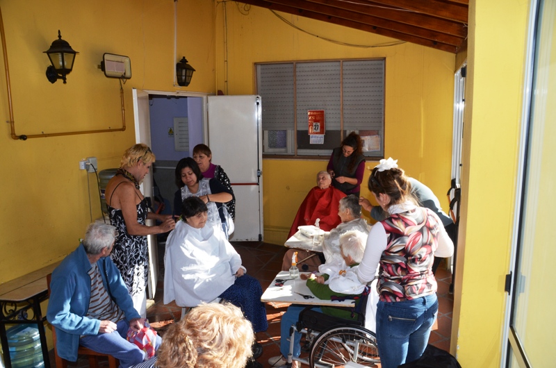 Alumnos de peluquería, atendieron a los abuelos