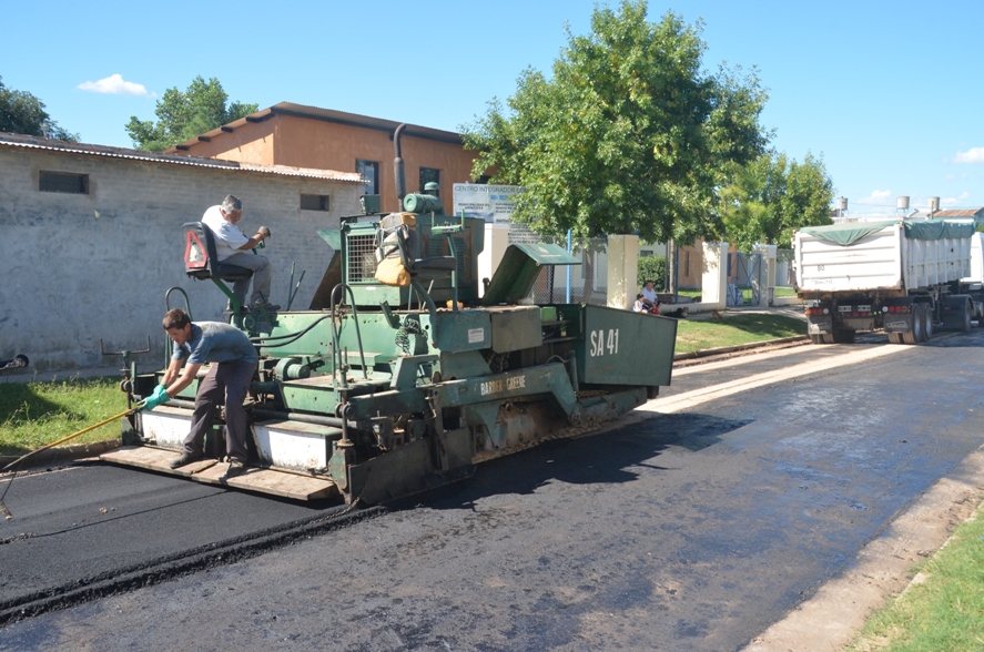 Asfaltado y reparación de calles en distintos sectores de la ciudad