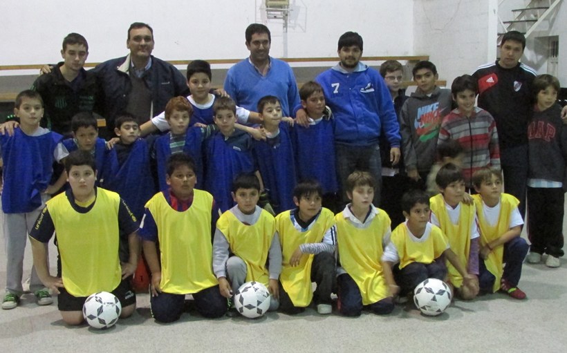 Olaeta y Braña entregaron pelotas y pecheras a Brown y Villa