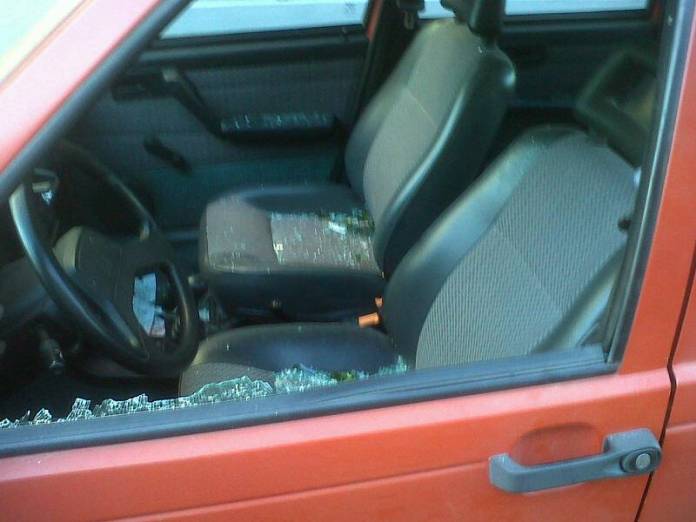 Autos y vidrieras rotas en vandalismo de fin de semana