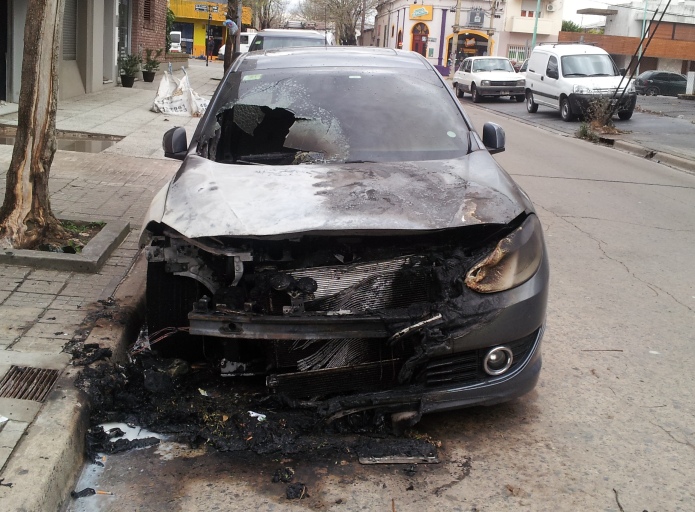 Destrozan e incendian un auto en el centro
