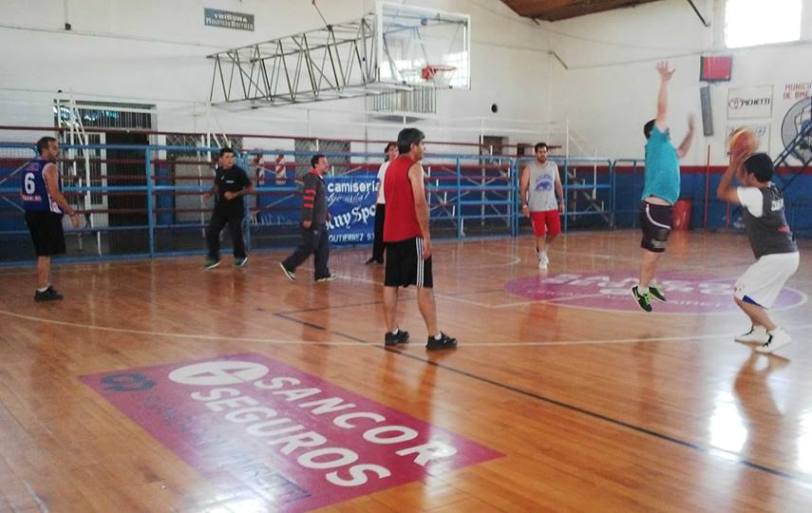 Políticos y periodistas en básquet a beneficio