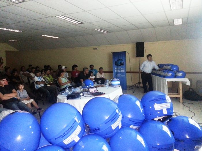 Concientización y entrega de cascos en Capitán Sarmiento