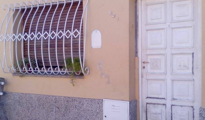 Le tiraron un explosivo dentro de su casa