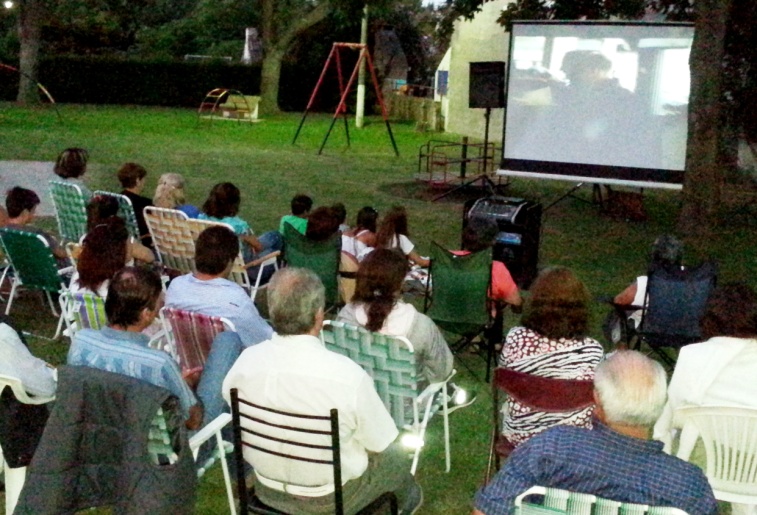 Cine en Todd y Plazarte en Villa Sanguinetti