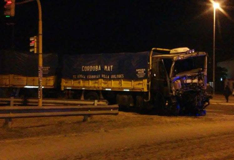 Choque de camiones en el cruce de rutas - Diario UNO Arrecifes