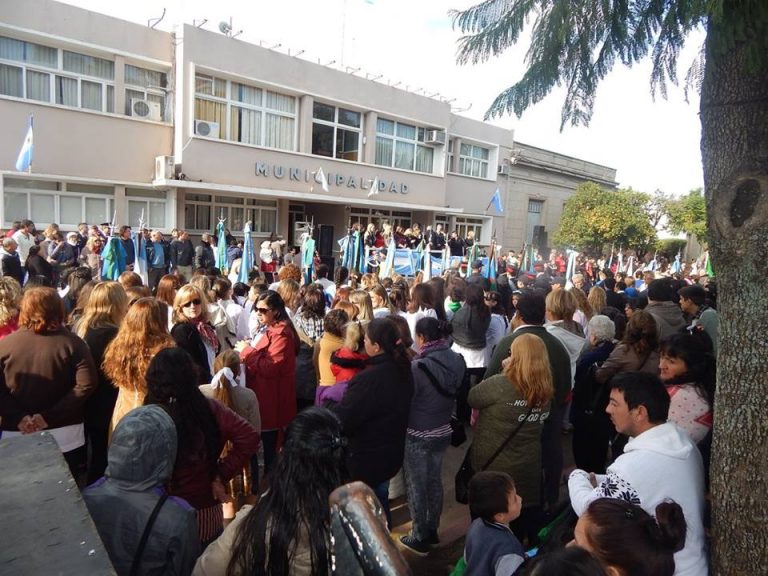 Multitudinario acto del Día de la Patria