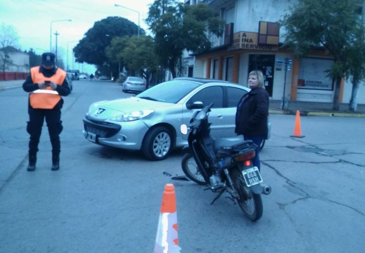 Chocan tres en una moto y sin casco