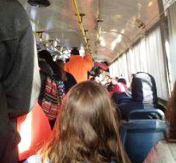 Denuncian que viajan a Pergamino 100 personas en un micro para 40