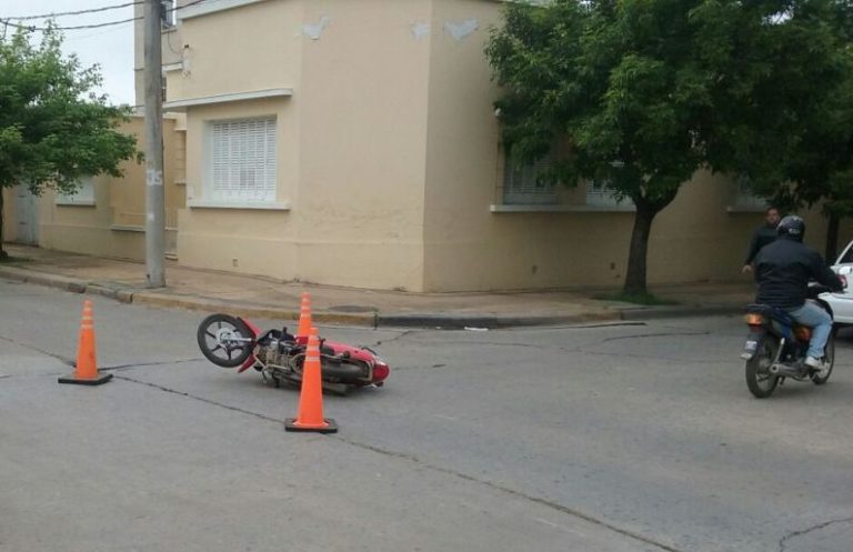 Otro accidente entre moto y auto
