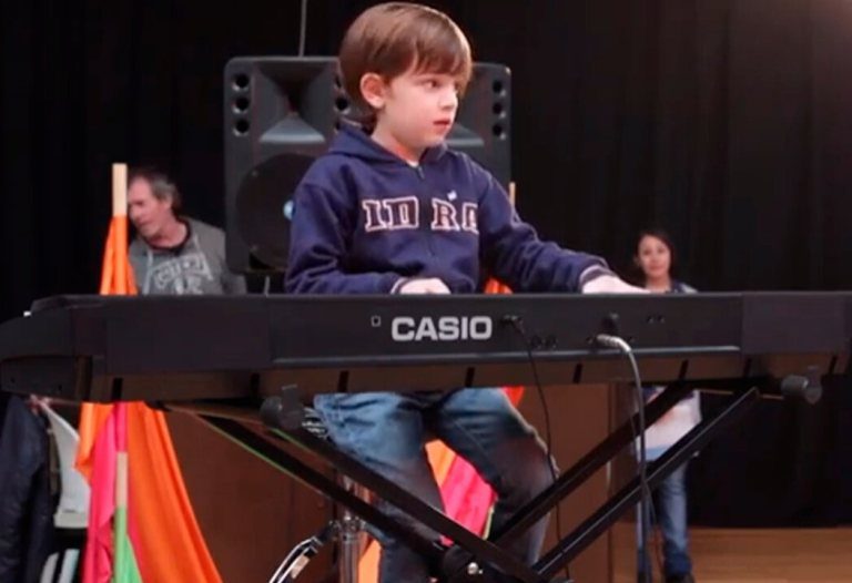 El pequeño pianista que emocionó tocando el Himno