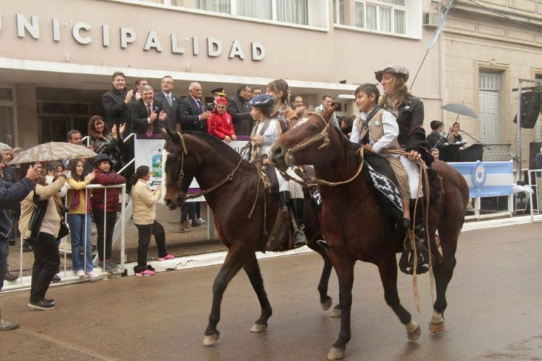 Una multitud acompañó el desfile del 25 de Mayo
