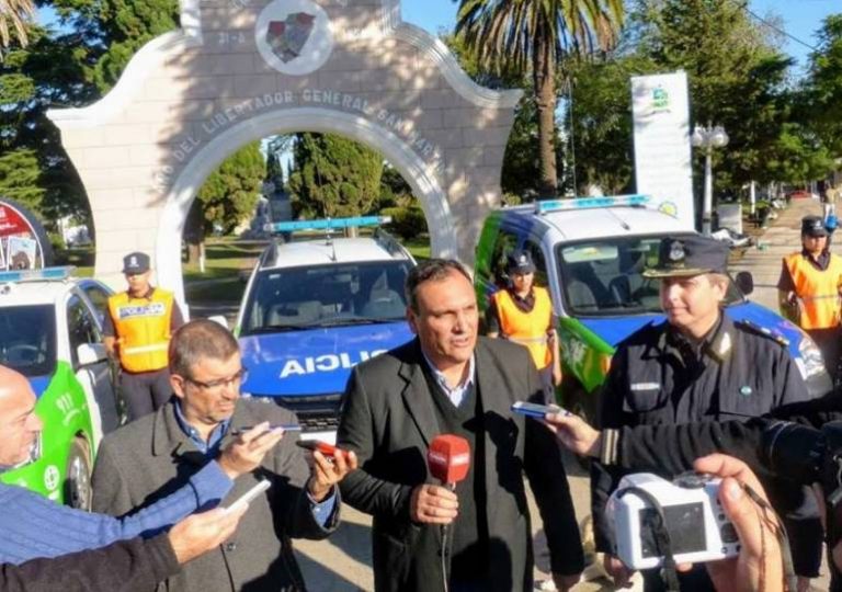 Olaeta entregó cinco nuevos móviles a la Policía