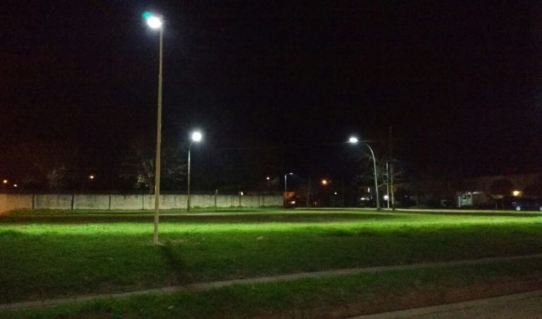 EDEN y la Municipalidad renovaron luminarias del espacio comunitario de Fonavi