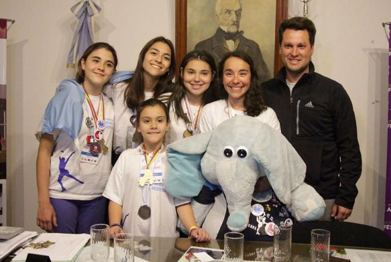 Recibimiento a las patinadoras que compitieron en Ecuador