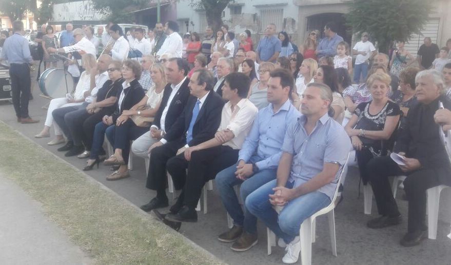 Un busto para cerrar la grieta