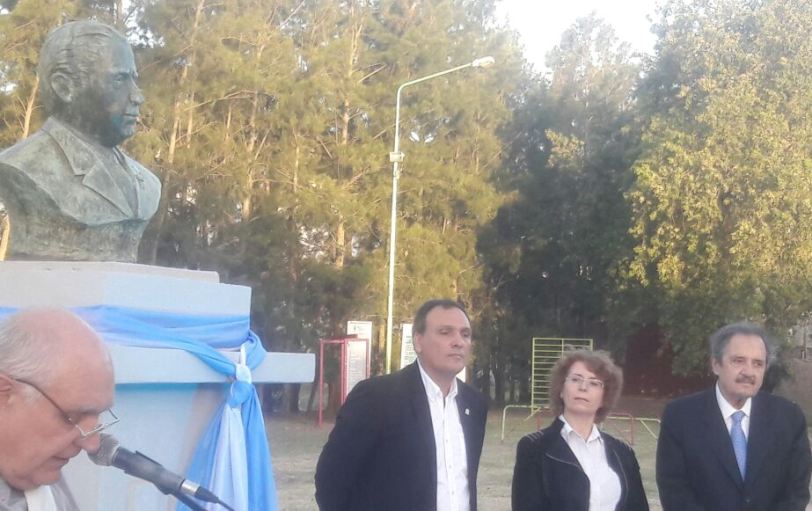 Un busto para cerrar la grieta