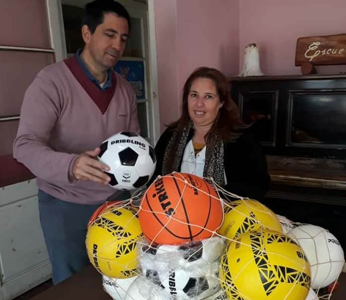 Entrega de materiales deportivos a escuelas