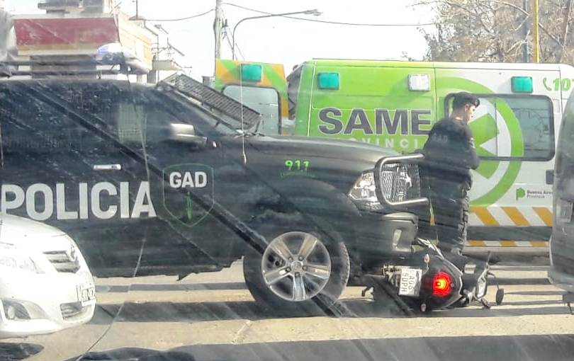 Choque entre móvil policial del GAD y una moto