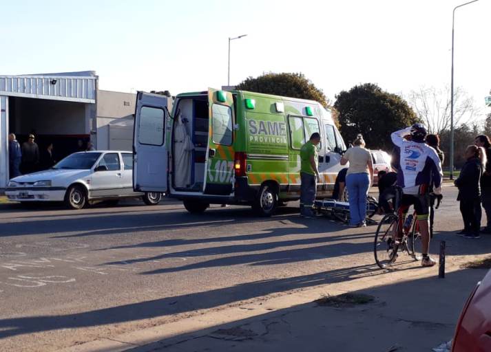 Otro choque entre un auto y una moto