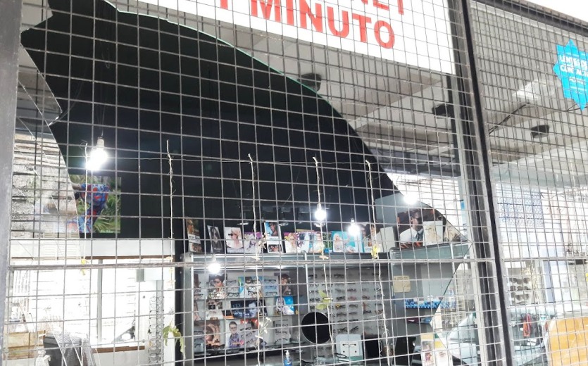 Nocturnidad: rompieron la vidriera de Óptica Nélson