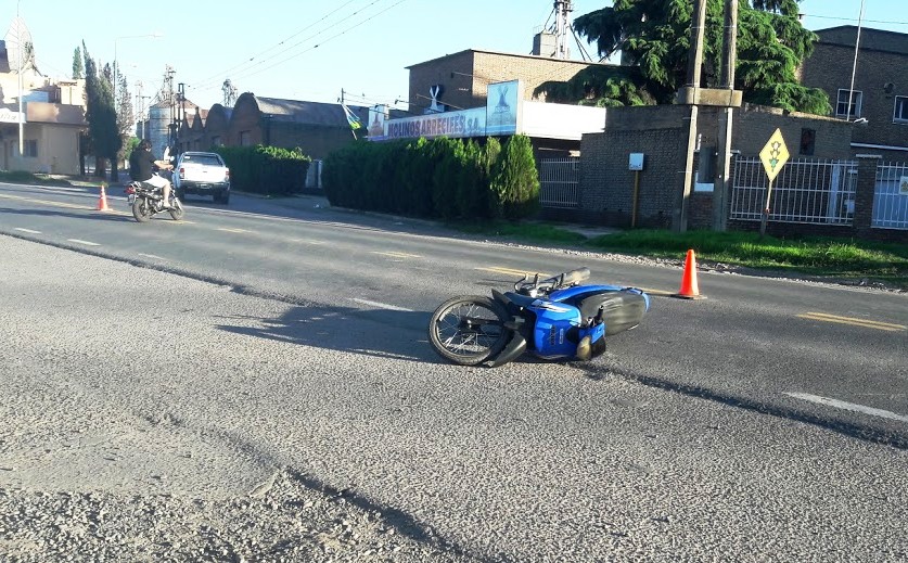Una moto atropelló a una señora