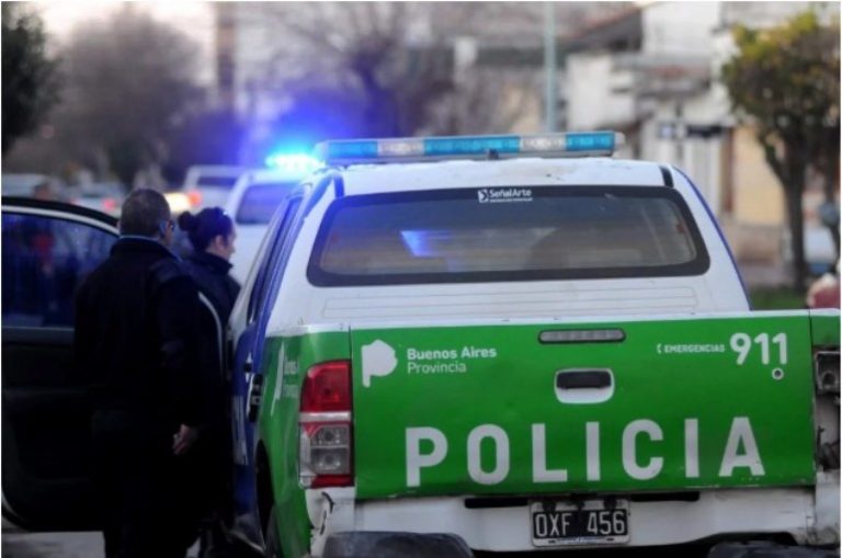 Tres detenidos por intentar prender fuego a efectivos policiales